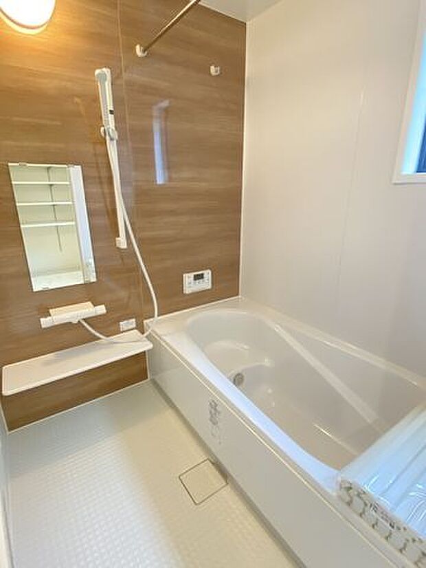■□■浴室■□■窓付きのバスルームは換気環境も良好。掃除もスムーズにできます。