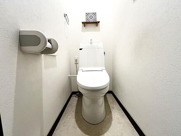 白で統一されたトイレは清潔感があり明るく見えますね♪