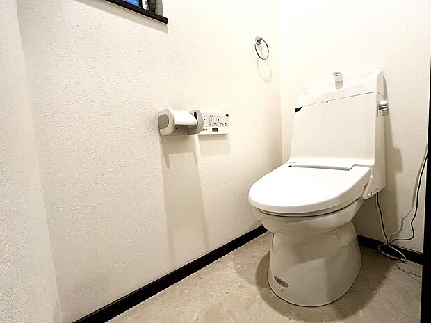 トイレは1階と2階にあるのでお客様用と家族用に分けることも可能です。どちらにも温水洗浄便座付きで快適に過ごせます！小窓も付いているので空気の入れ替えも楽々◎