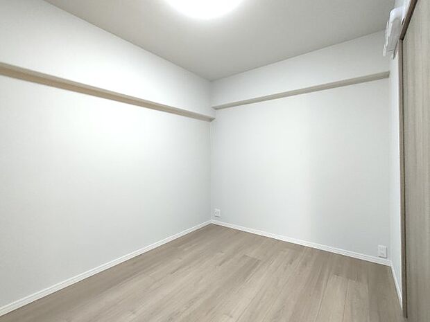 ・bedroom　5.1ｊ　どんな家具にも相性の良いホワイトベージュ系のフローリング。お部屋もすっきりと広く見せてくれます。