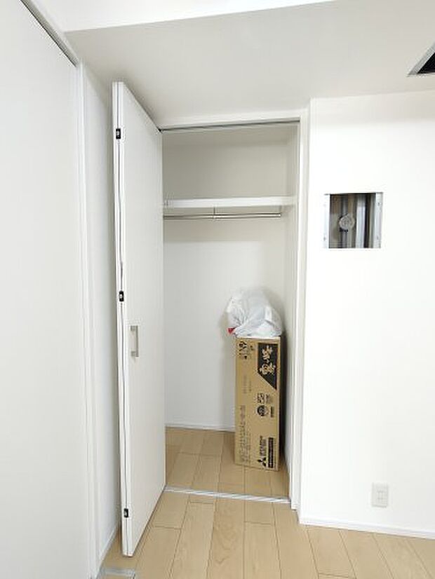 ・洋室約5.1帖収納　　収納も備わり、暮らしやすい空間がデザインされています。