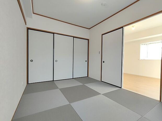 ・和室6帖　　洋風の家具とも合わせやすいグレーの畳です。