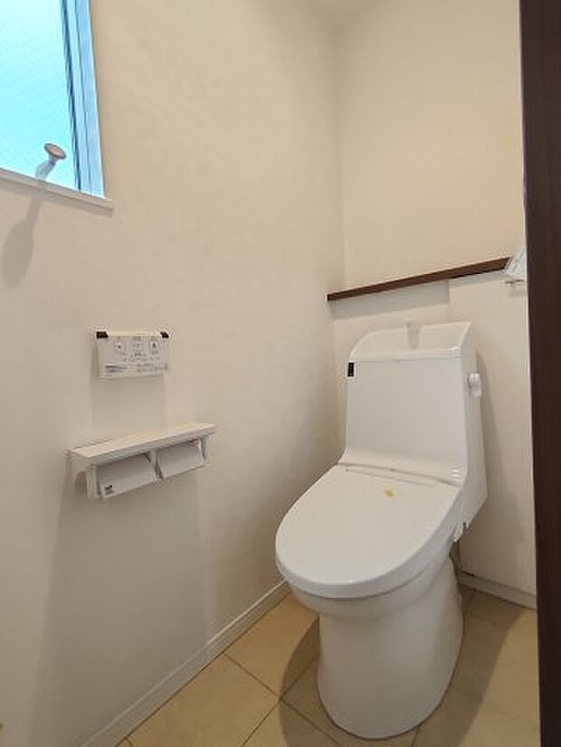 ・2階トイレ　白を基調とした清潔感のあるトイレ。ウォシュレットも付いてますので快適にご使用いただけます。