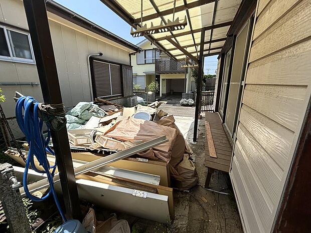 【内外装リフォーム中　4/28更新】駐車場別角度の様子。庇などは撤去し、見た目も開放的になる予定ですので、駐車時のストレスも減りそうですね。