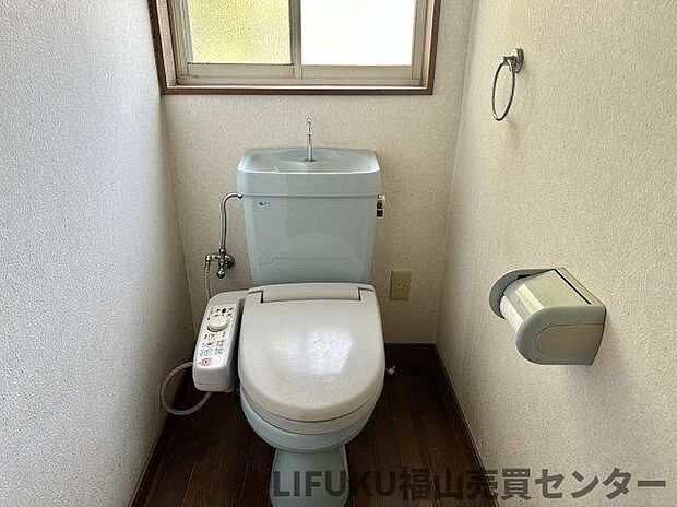 温水洗浄便座機能付きトイレです。内装は明るく統一されており、落ち着いた雰囲気になっています。