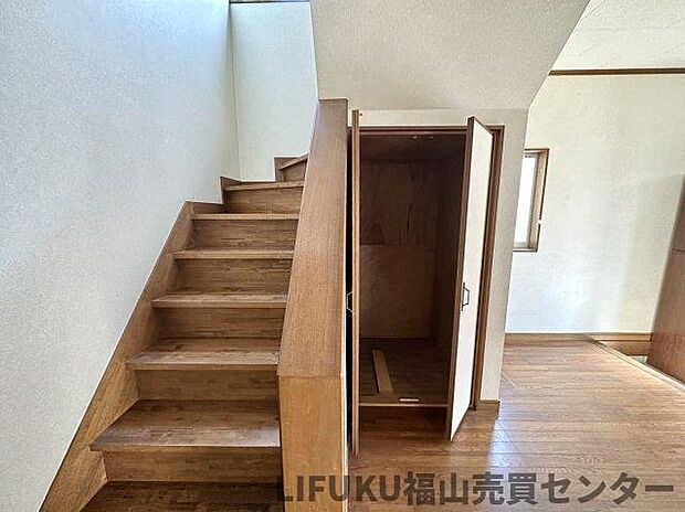 階段下収納があります。家電品や備品などの収納に便利です。