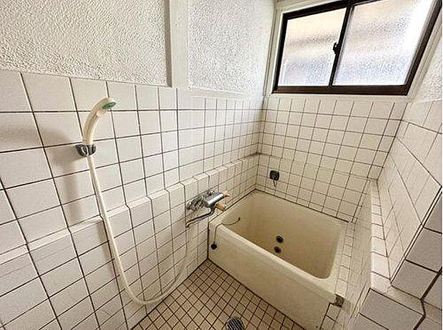 クリーム色のきれいなタイルで囲まれた、清潔感あふれる浴室です。
