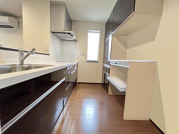 食器洗浄乾燥機付きのキッチンです♪収納スペースも充実しており家具などをしっかりしまうことができます♪