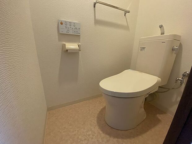 温水洗浄機能付きのトイレです♪