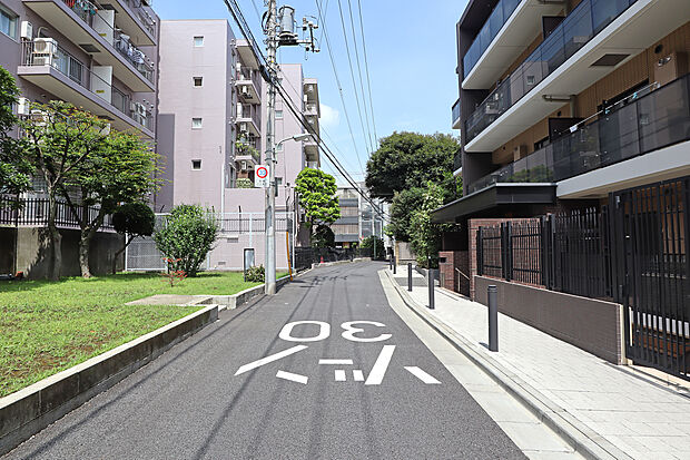 オープンレジデンシア大井町ゼームス坂の南西側前面道路(南東側から)