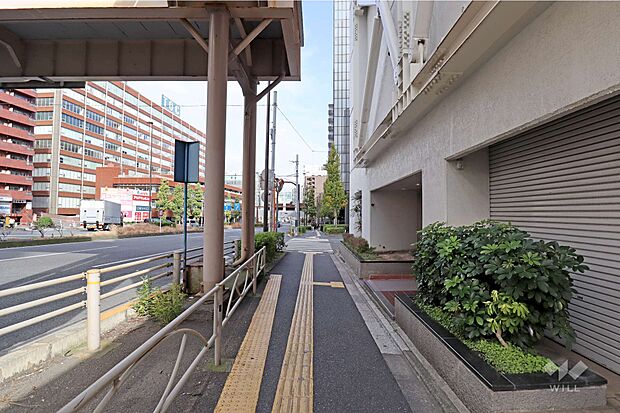 北西側前面道路(南西側から)。周辺にはスーパーや公園など各種生活施設が充実しており、利便性に優れた住環境です。