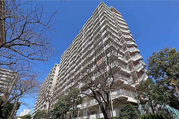 潮路東ハイツ54号棟の外観（北西側から）。存在感のある総戸数200戸の大型マンションです。