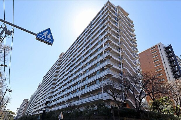 潮路東ハイツ54号棟の外観（北東側から）。東京モノレール「大井競馬場前」駅徒歩約13分とアクセス便利なマンションです。