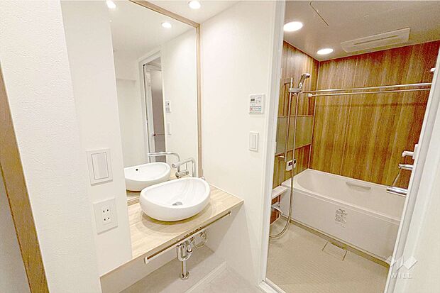 洗面室。ホテルライクのシンプルな洗面台です。大きな鏡があり、朝の身だしなみのチェックもバッチリです。