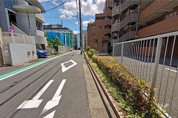 敷地東側の前面道路（北側から）