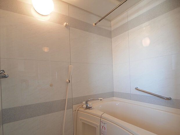 【浴室】浴室には窓が設置されています。カビの発生防止に役立ち、清潔感のあるバスルームを保てそうです。
