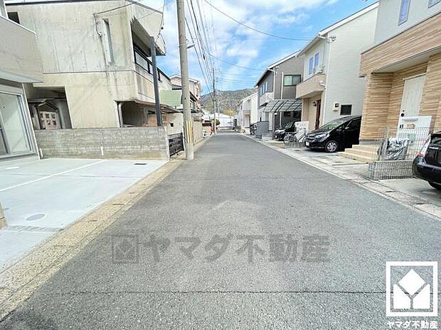 前面道路幅員約6mなのでラクラク駐車できますよ