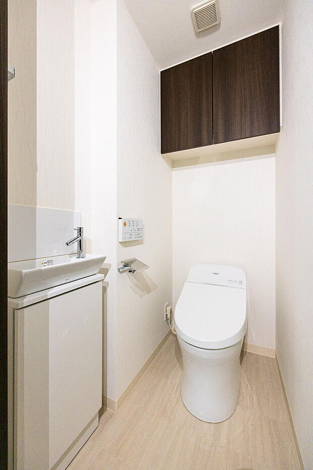 ■　トイレ　■　タンクレストイレは、空間を広く使うことができて掃除もしやすいので便利です。