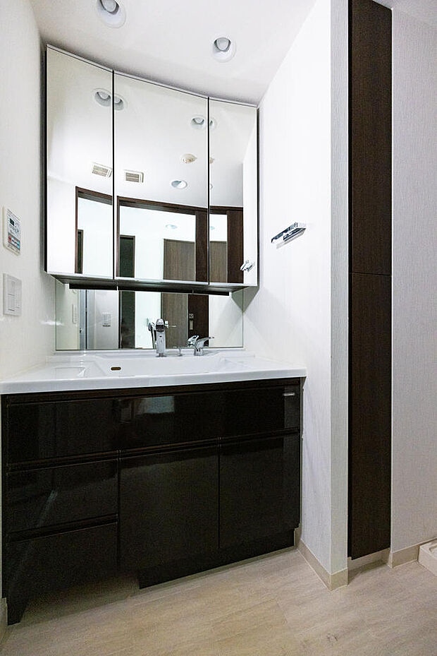 ■　洗面室　■　収納つきの三面鏡です。水回りが整理しやすいとお掃除も楽々です。