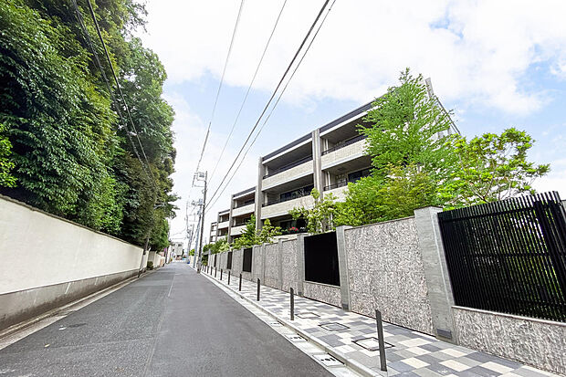 ■　外観　■　緑豊かな第一種低層住居専用地域に立地しています。