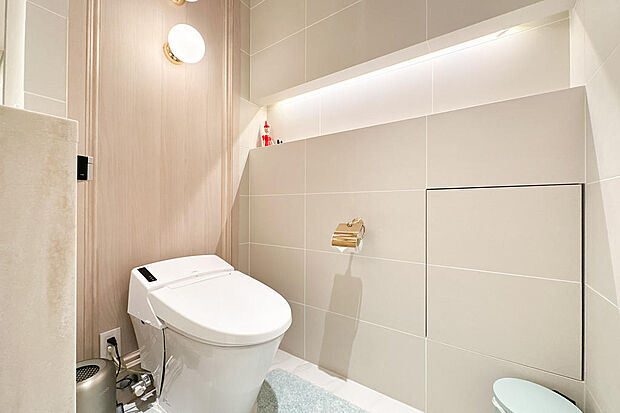 ■　トイレ　■タンクレストイレは掃除もしやすく、空間を広々と使うことができて便利です。