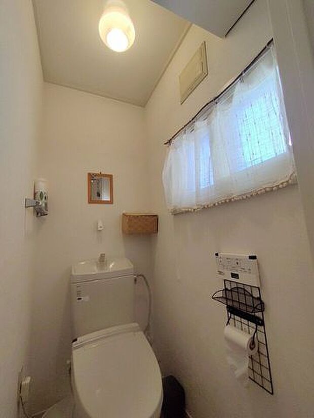 窓のある明るいトイレは温水洗浄便座付き。