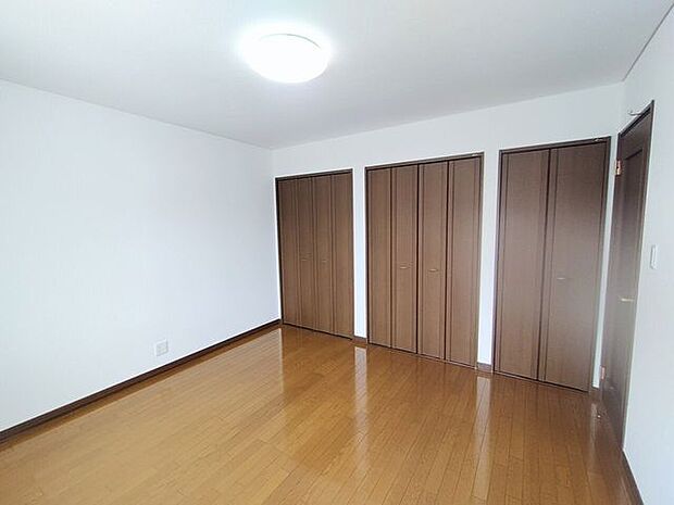 【2階洋室A】収納スペースもたっぷりあり、使い勝手の良いお部屋です。