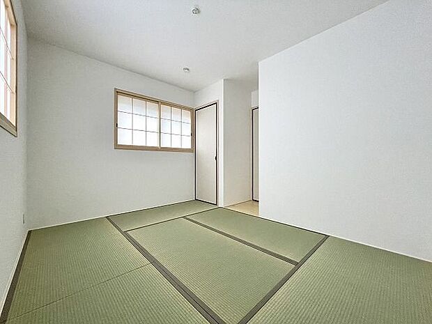 新しい畳の香りのするタタミスペースは、使い方色々。客室やお布団で寝るときにぴったりの空間ですね。