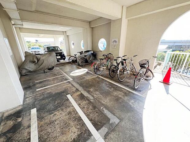 駐輪場です（最新の空き状況は要確認）雨に大切な自転車が濡れない室内駐輪場です。