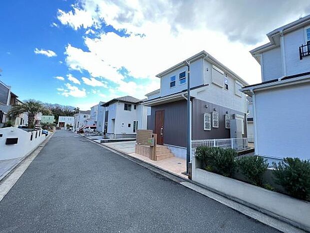 住環境に配慮された第一種低層住居専用地域の閑静な住宅街です。