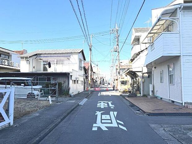 西側の前面道路です。