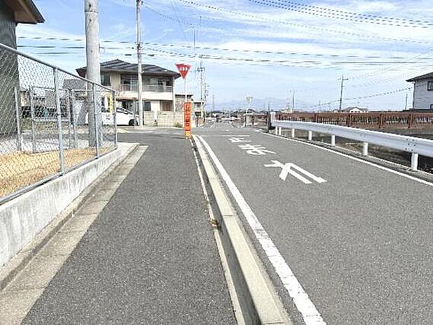 約14mの前面道路には歩道があり、小さなお子様がいらっしゃるご家族にもこころ強い立地です。