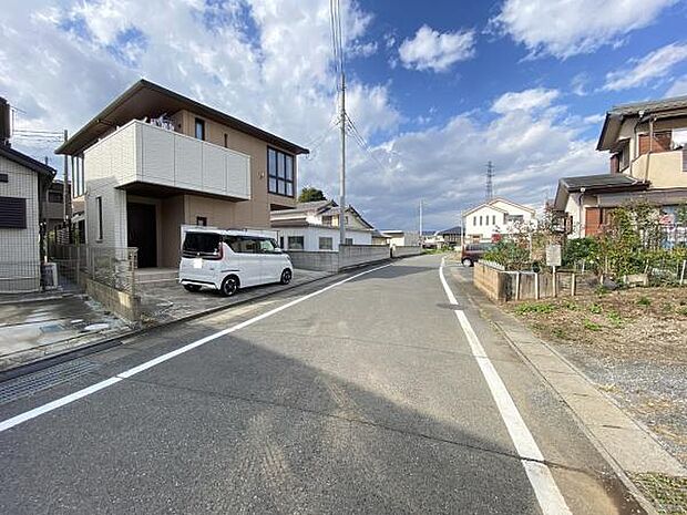 東側の前面道路です。