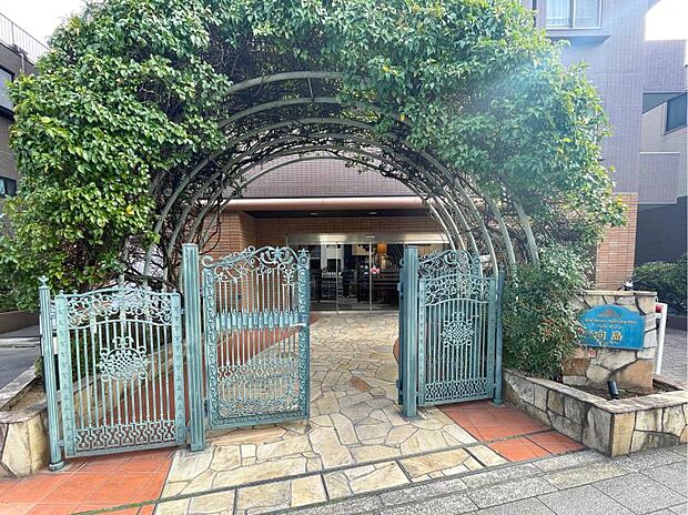 水戸街道沿いのエントランスは、ヨーロッパ風のガーデンアーチと門扉が特徴です。
