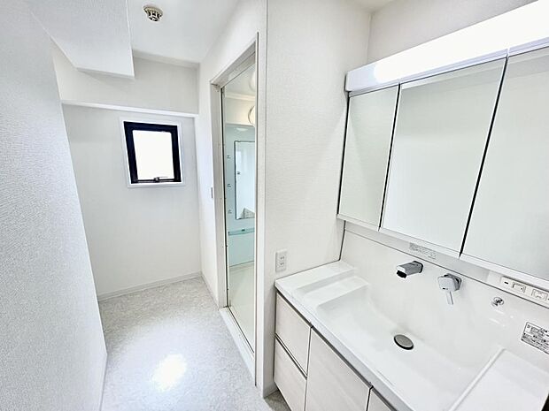 【リフォーム済】洗面所は洗面台交換、床クッションフロア張替え、壁天井クロス張替え、ＬＥＤ照明器具新品交換致します。