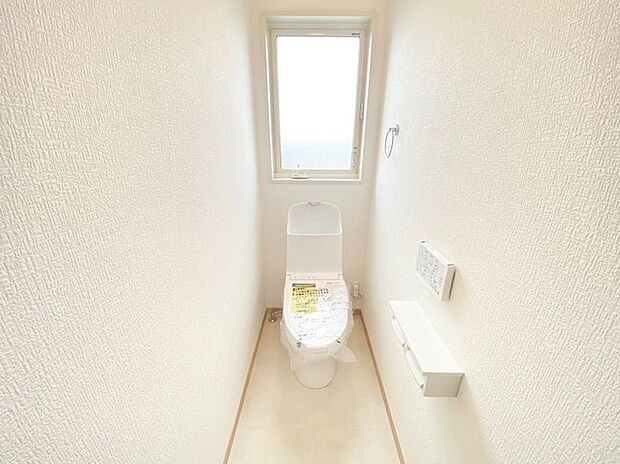 トイレは快適な温水洗浄便座付です。手洗い一体型のトイレ設備はスペースの節約ができ、ゆったりとした空間が確保できます。節水も期待できますね。