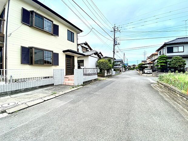 〜閑静な住宅街の立地〜 ・周辺は閑静な住宅街となっておりますので、静かな暮らしをご実現いただけます。 ・前面道路の交通量も多くないので、小さなお子様がいるご家庭でもご安心ですね。 