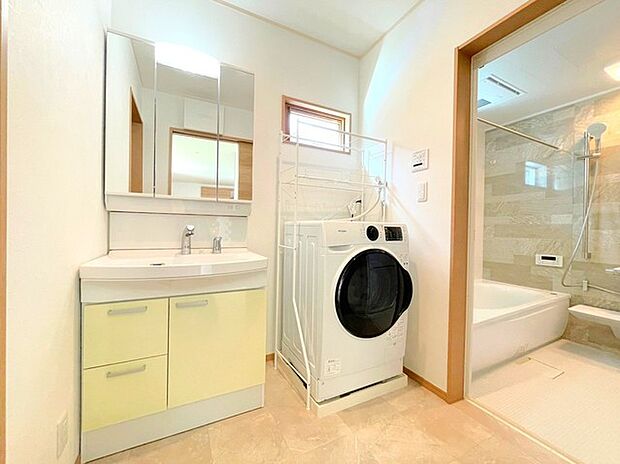 〜シャワー付き洗面台を採用〜 ・洗面台の蛇口がホースで伸びシャワーとしてご利用可能。 ・朝の寝ぐせ直しなどにシャワーを使いたい時、洗面台の掃除をする際にも便利にお使いいただけますよ。 