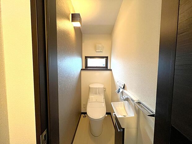 2階のトイレはタンクレスになっています