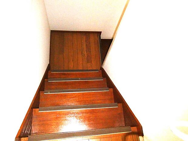 ●階段は曲りがあって安心です。