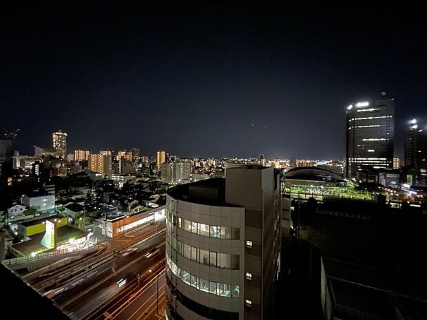 13階部分につき、開放感ある眺めが魅力です！朝焼けや夕焼け、夜景など時間帯によって表情が変わる景色を楽しめます♪