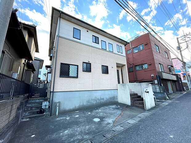 閑静な住宅街に位置する2階建て中古戸建です！千葉都市モノレール「穴川」駅まで徒歩約6分！