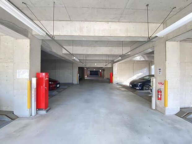 敷地内駐車場は平面式・機械式とございます。