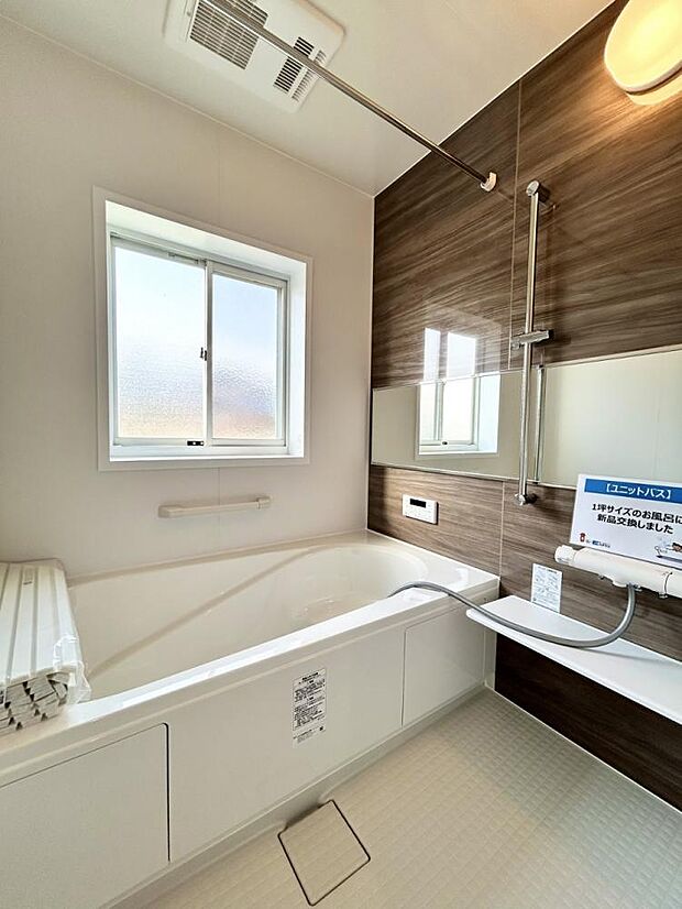 【リフォーム済】浴室は新品のリクシル製ユニットバスに交換。心地よい入浴を可能にした形状の浴槽は安全面を考慮し床に凹凸が付いています。広々1坪タイプでのんびり入浴でき、一日の疲れを癒せますよ。