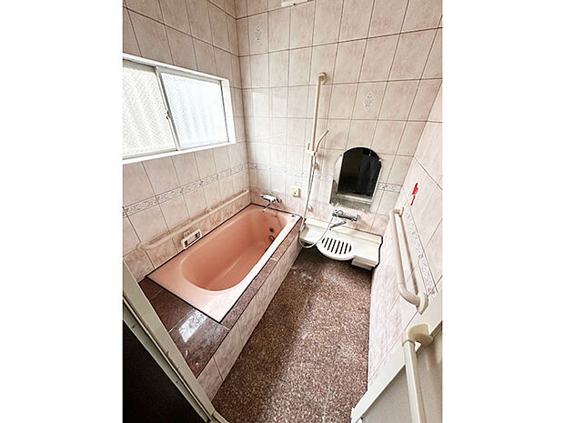 【バスルーム】浴室には、シャワー用スライドバーが備わっており、高さの調節が可能。手摺付きで、立ち上がりをサポートできます。窓が設置されているので、入浴後や清掃時の換気が可能です。