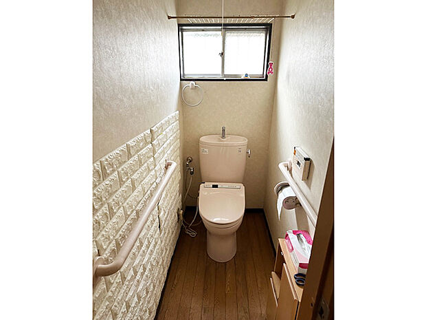 【トイレ】トイレは各階に設置されています。温水洗浄便座付きで、寒い時期でも暖かな便座で快適に使用できます。手摺付き。（2024年2月）撮影