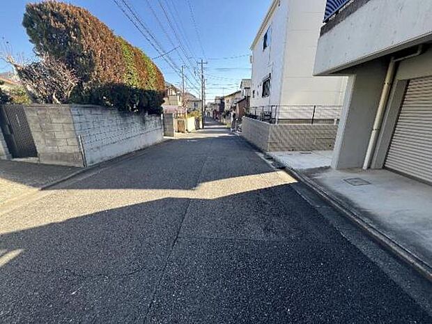 前面道路は幅員約6mございます。