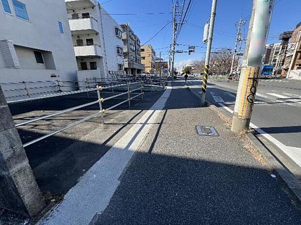 前面道路は歩道があり、小さなお子様がいらっしゃるご家族にも心強い立地です。