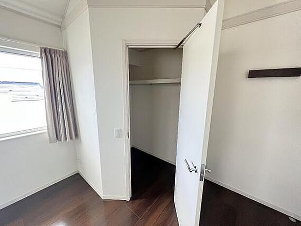 クローゼットがございますので、お部屋がすっきり片付きますね。