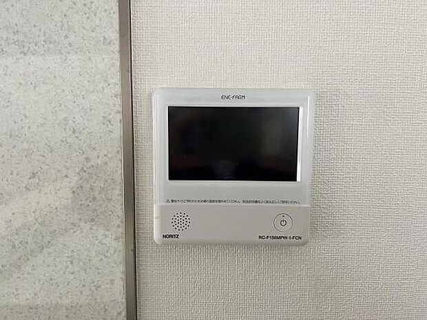 壁に太陽光発電のモニターがございます。